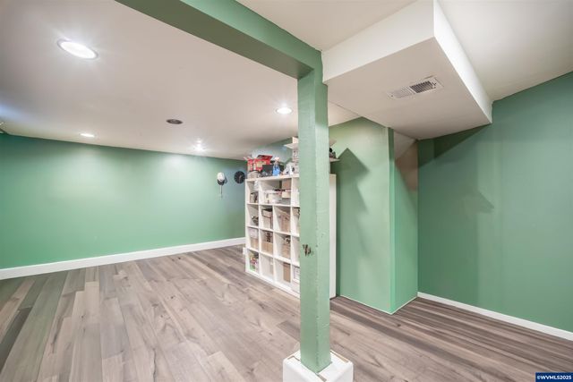 745 16th St NE, Salem, OR 97301