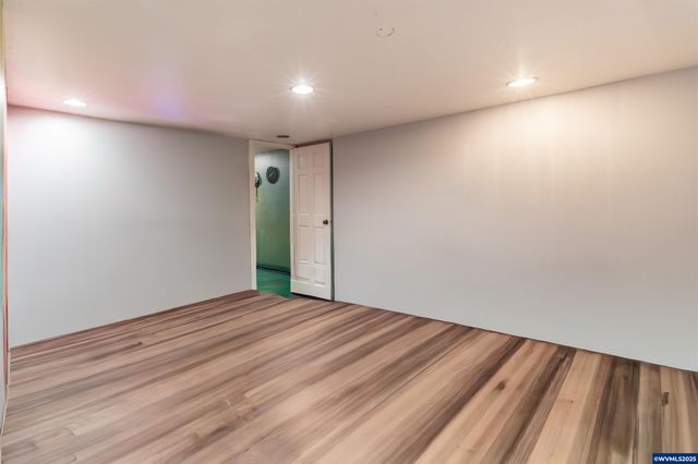 745 16th St NE, Salem, OR 97301