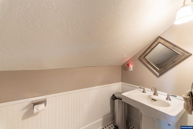 745 16th St NE, Salem, OR 97301