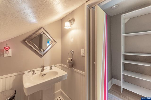 745 16th St NE, Salem, OR 97301