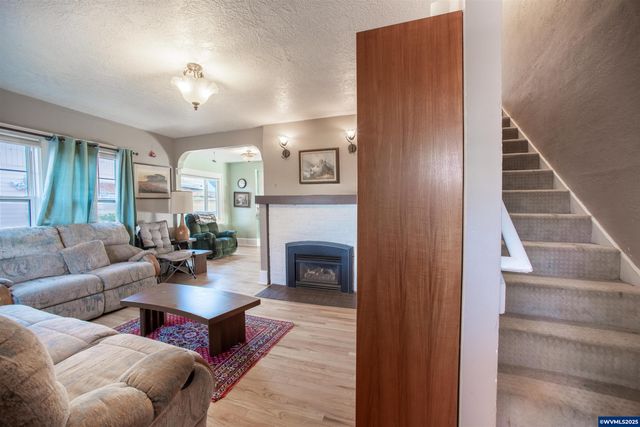 745 16th St NE, Salem, OR 97301