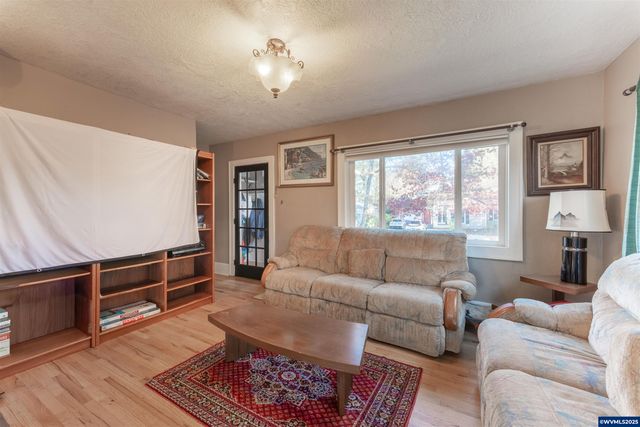 745 16th St NE, Salem, OR 97301