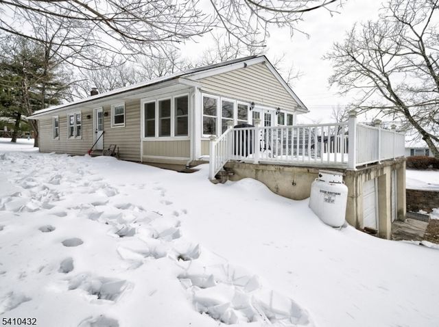 125 Hillcrest Dr, Milford Boro, NJ 08848