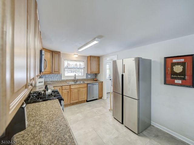 125 Hillcrest Dr, Milford Boro, NJ 08848