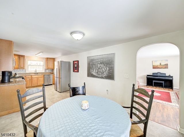 125 Hillcrest Dr, Milford Boro, NJ 08848