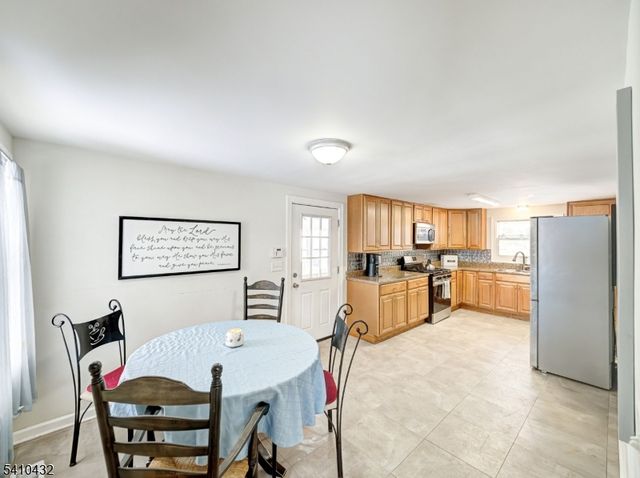 125 Hillcrest Dr, Milford Boro, NJ 08848