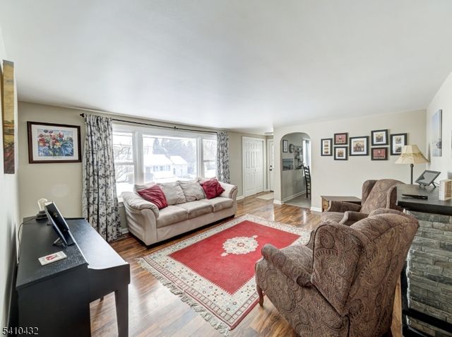 125 Hillcrest Dr, Milford Boro, NJ 08848