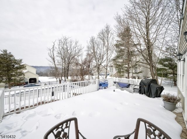 125 Hillcrest Dr, Milford Boro, NJ 08848