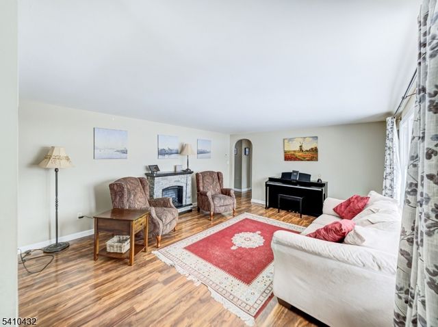 125 Hillcrest Dr, Milford Boro, NJ 08848