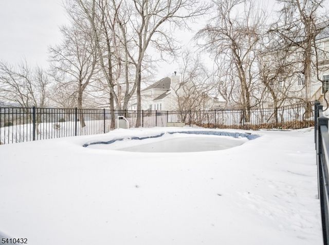 125 Hillcrest Dr, Milford Boro, NJ 08848