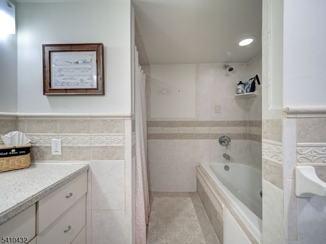 125 Hillcrest Dr, Milford Boro, NJ 08848