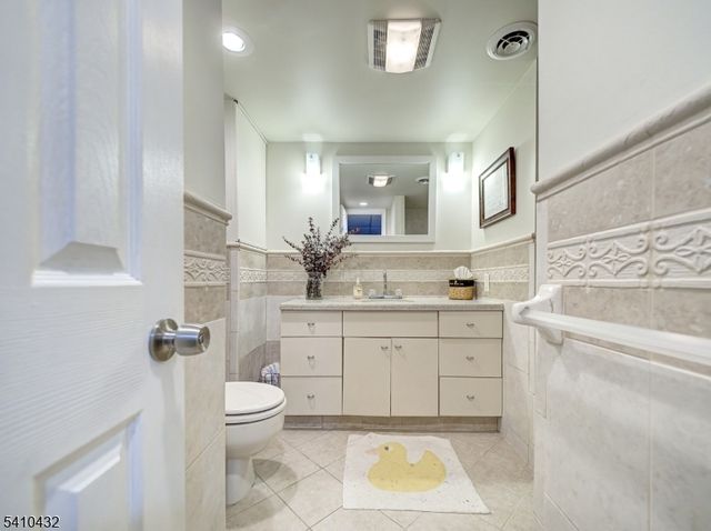 125 Hillcrest Dr, Milford Boro, NJ 08848