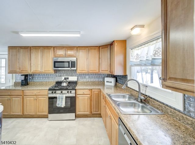 125 Hillcrest Dr, Milford Boro, NJ 08848