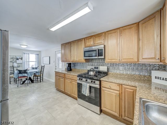 125 Hillcrest Dr, Milford Boro, NJ 08848