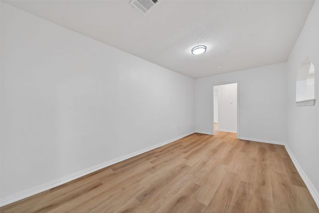 907 S 3rd Street, La Porte, TX 77571