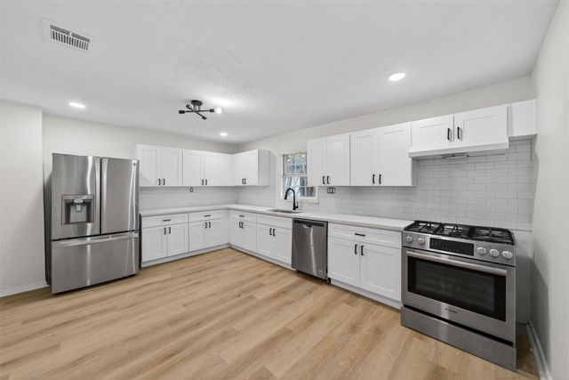 907 S 3rd Street, La Porte, TX 77571