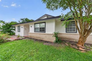907 S 3rd Street, La Porte, TX 77571