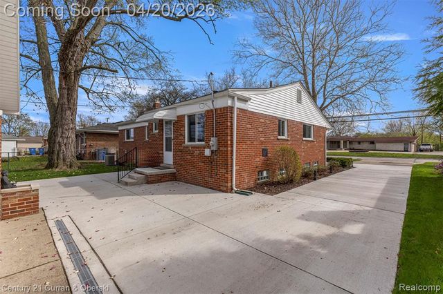26388 Ann Arbor Trail, Dearborn Heights, MI 48127