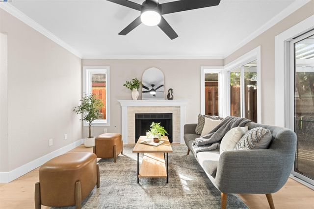 349 Oak Glen Dr, Oakley, CA 94561