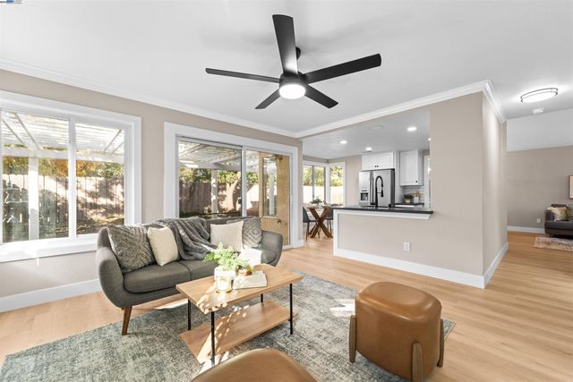 349 Oak Glen Dr, Oakley, CA 94561