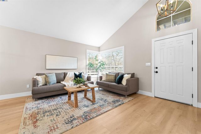 349 Oak Glen Dr, Oakley, CA 94561