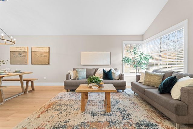 349 Oak Glen Dr, Oakley, CA 94561