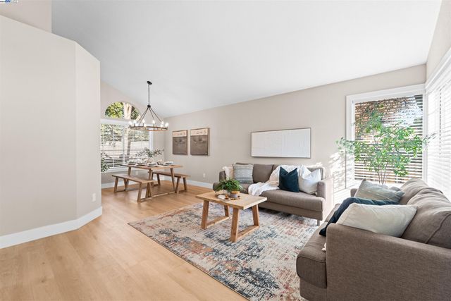 349 Oak Glen Dr, Oakley, CA 94561