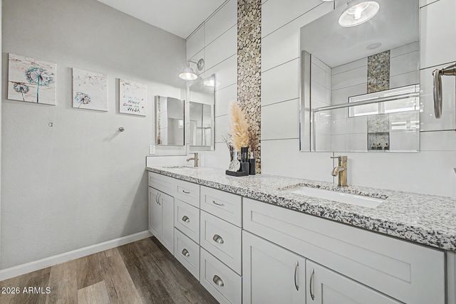 524 W HARWELL Road, Phoenix, AZ 85041