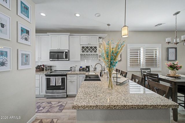 524 W HARWELL Road, Phoenix, AZ 85041