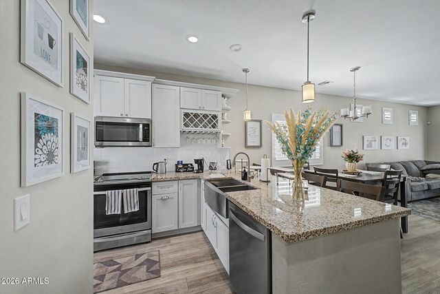 524 W HARWELL Road, Phoenix, AZ 85041