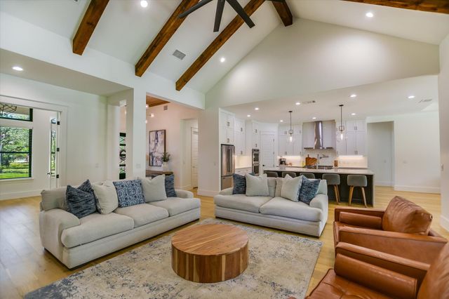 400 Creekside DR, Buda, TX 78610