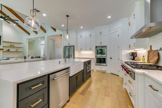 400 Creekside DR, Buda, TX 78610