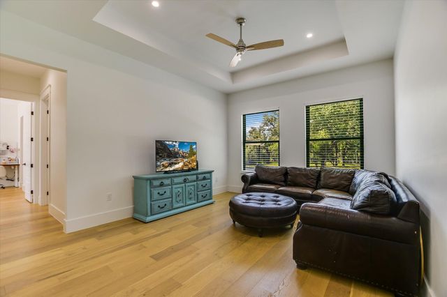 400 Creekside DR, Buda, TX 78610