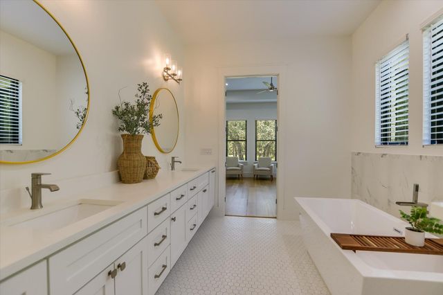 400 Creekside DR, Buda, TX 78610