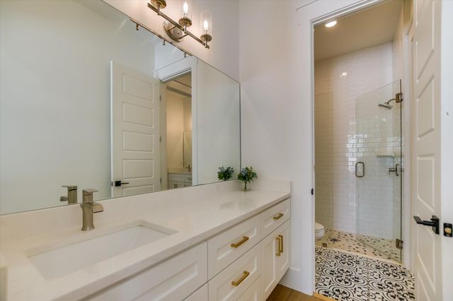 400 Creekside DR, Buda, TX 78610