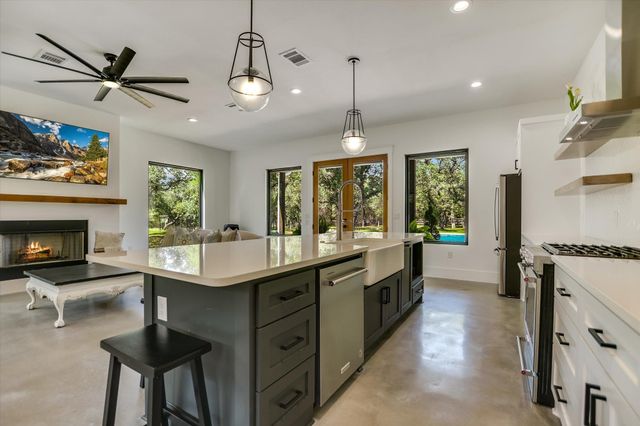 400 Creekside DR, Buda, TX 78610
