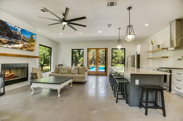400 Creekside DR, Buda, TX 78610