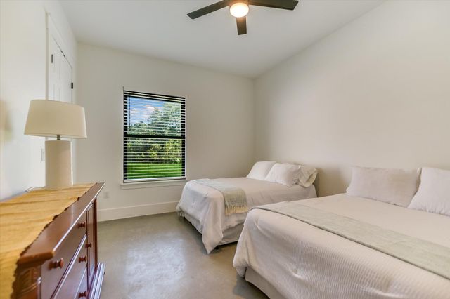 400 Creekside DR, Buda, TX 78610