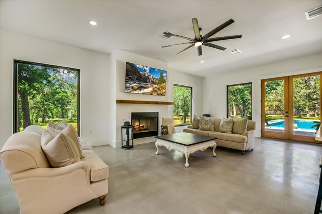 400 Creekside DR, Buda, TX 78610