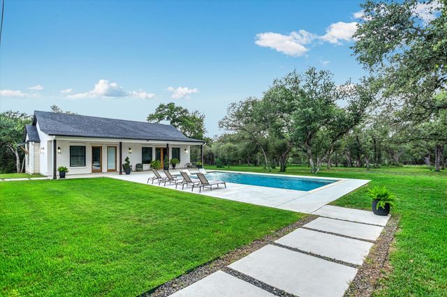 400 Creekside DR, Buda, TX 78610
