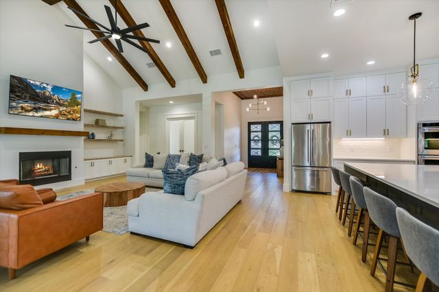 400 Creekside DR, Buda, TX 78610