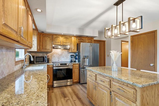 642 Small Farm ROAD, Mukwonago, WI 53149