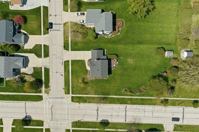 642 Small Farm ROAD, Mukwonago, WI 53149