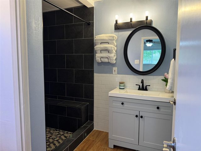 722 Seafoam Road, Houston, TX 77062