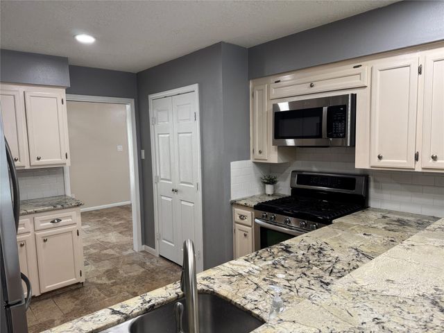 722 Seafoam Road, Houston, TX 77062