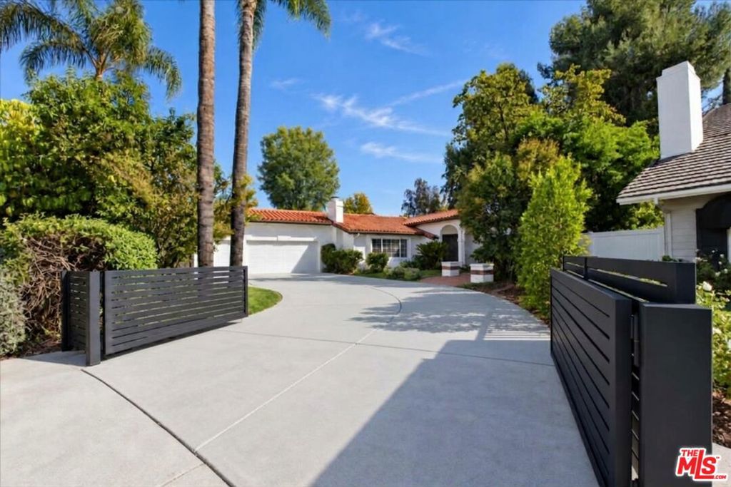 17615 Corinthian Drive, Encino, CA 91316 — photo 5