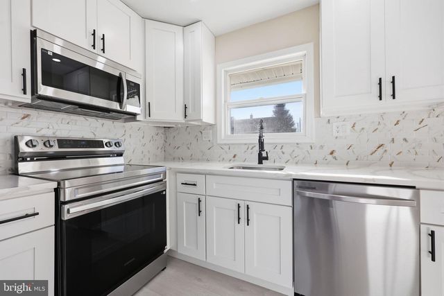 17 IDOLSTONE RD, Levittown, PA 19057