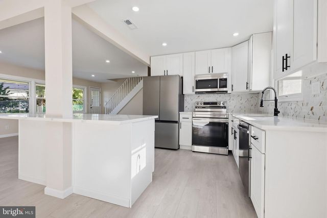 17 IDOLSTONE RD, Levittown, PA 19057