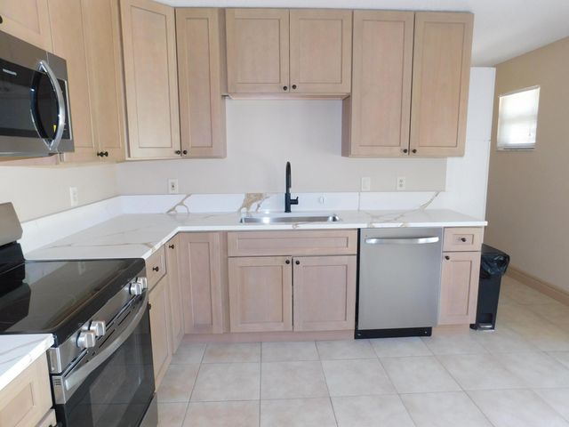 11065 N 67th Place N, West Palm Beach, FL 33412