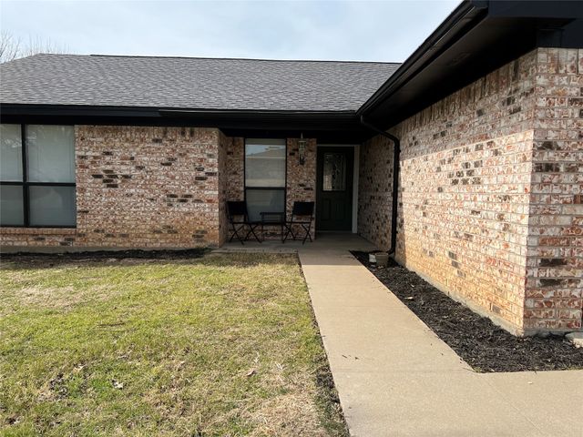 202 S Sendero Drive, Decatur, TX 76234